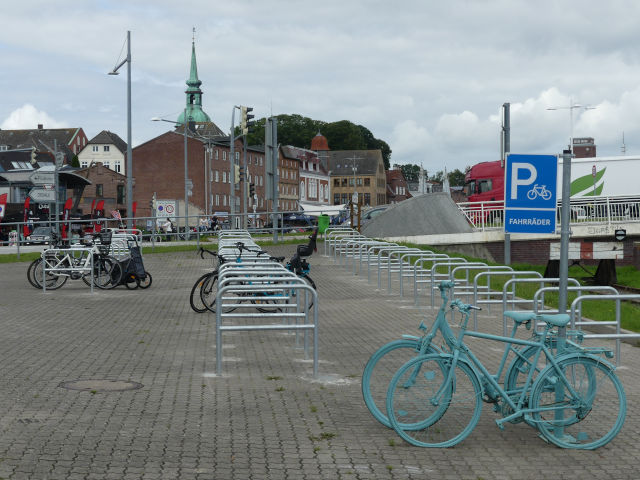 fahrraeder im Suedhafen Sommer 2023